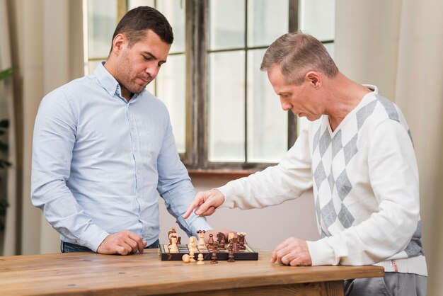 Vater und Sohn, die ein Schachmatch spielen