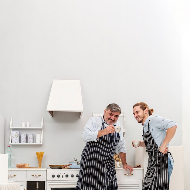 Kostenloses Foto vater und sohn, die kaffee trinken