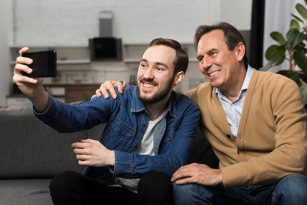 Vater und Sohn, die selfie nehmen