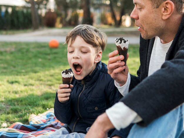 Vater und Sohn essen Eis und verbringen Zeit miteinander