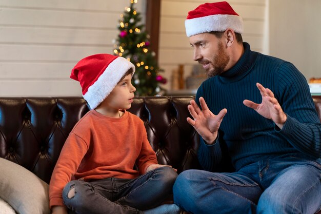 Vater und Sohn feiern Weihnachten zu Hause