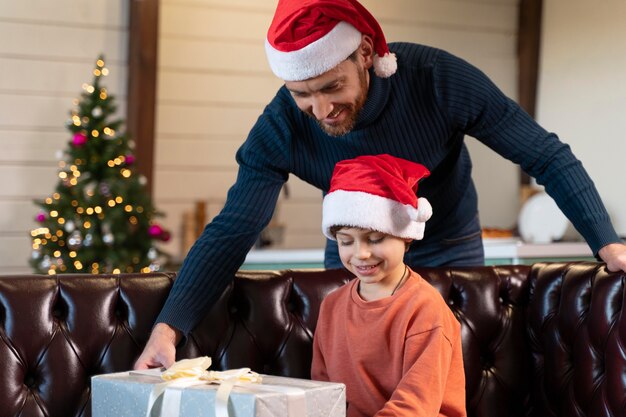 Vater und Sohn feiern Weihnachten zu Hause