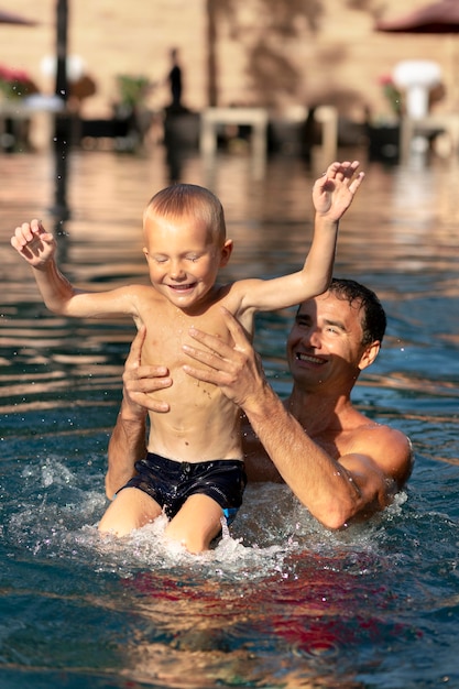 Vater und Sohn genießen gemeinsam einen Tag im Schwimmbad
