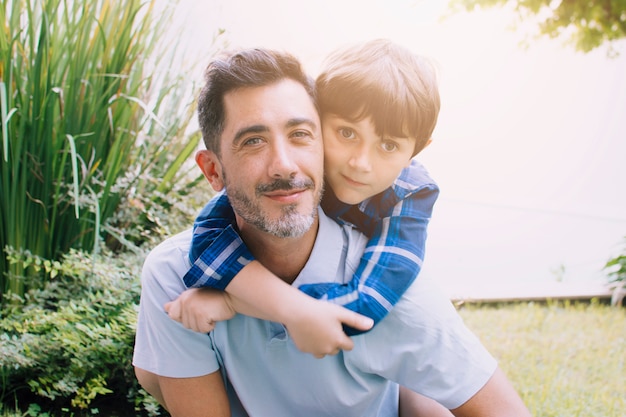 Vater und Sohn glücklich am Vatertag