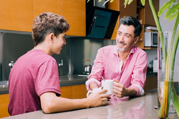 Kostenloses Foto vater und sohn glücklich am vatertag