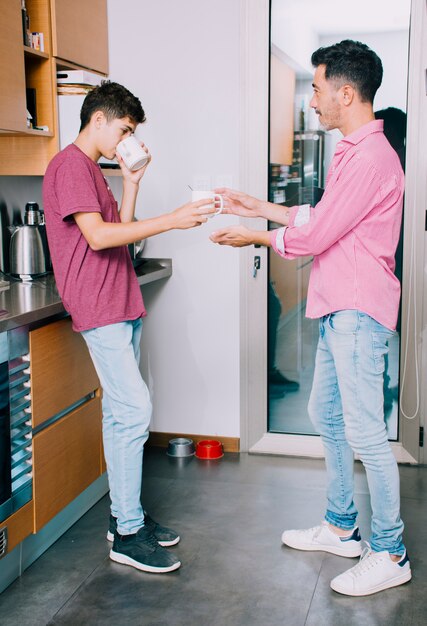 Vater und Sohn glücklich am Vatertag