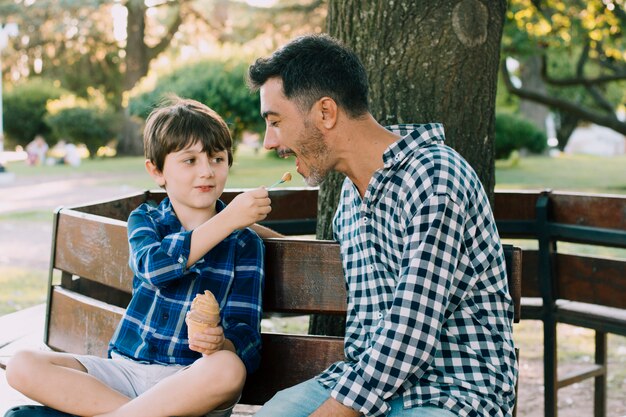 Vater und Sohn glücklich am Vatertag