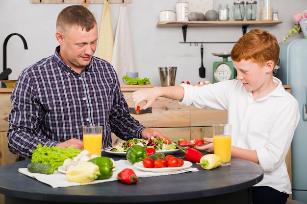 Kostenloses Foto vater und sohn kochen zusammen