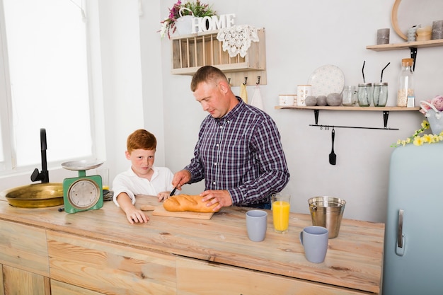 Vater und Sohn kochen zusammen