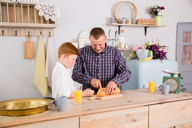 Vater und Sohn kochen zusammen