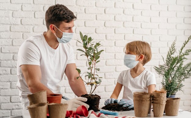 Vater und Sohn lernen zu Hause gemeinsam Gartenarbeit