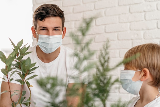 Vater und Sohn lernen zusammen zu pflanzen