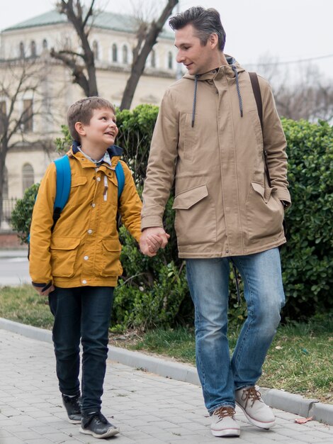 Vater und Sohn machen einen Spaziergang im Freien