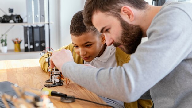 Vater und Sohn machen Roboter