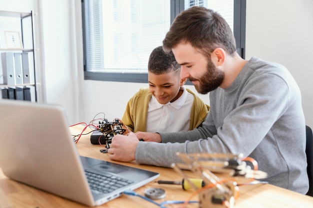 Vater und Sohn machen Roboter