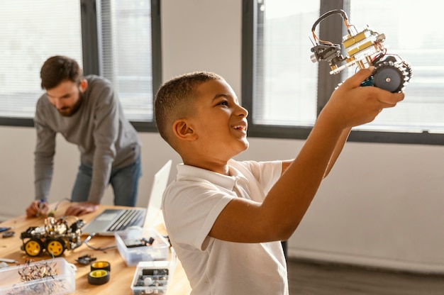 Kostenloses Foto vater und sohn machen roboter