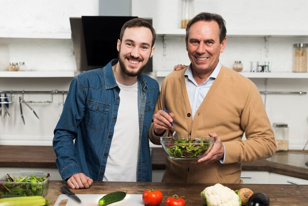 Vater und Sohn machen Salat