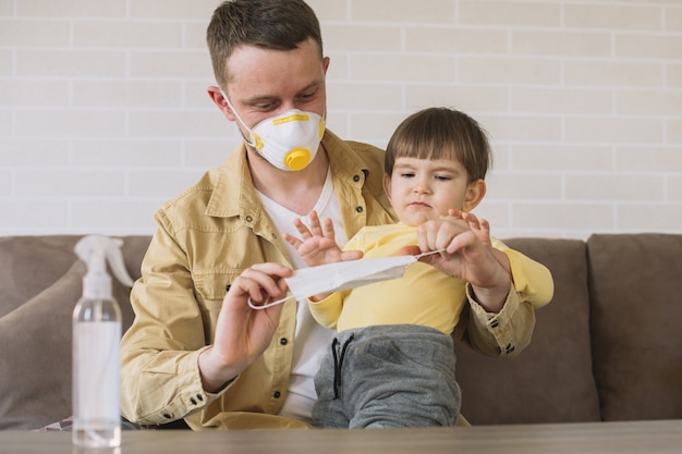 Vater und sohn mit medizinischen masken