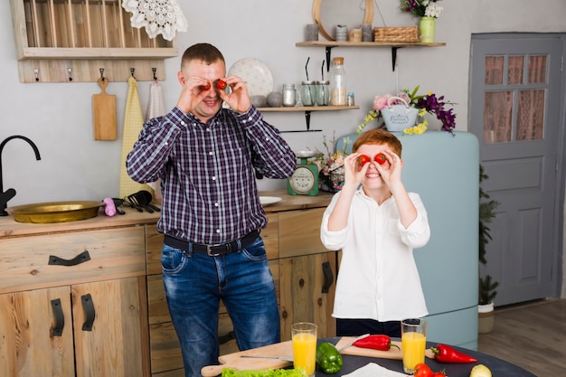 Vater und Sohn posieren in der Küche