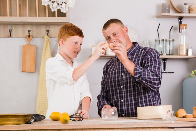 Vater und Sohn posieren in der Küche