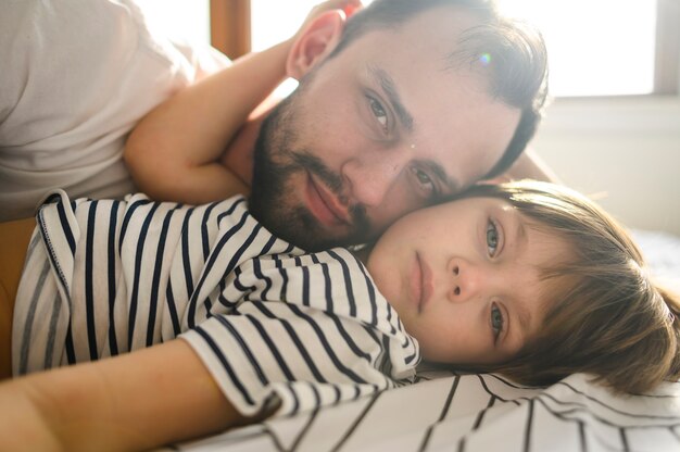 Vater und Sohn posieren zusammen