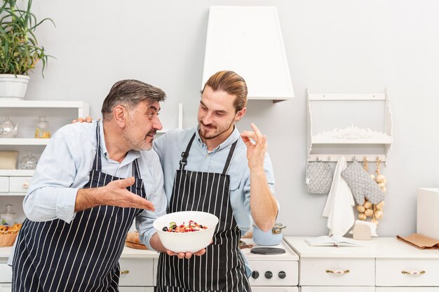 Vater und Sohn reden über Salat