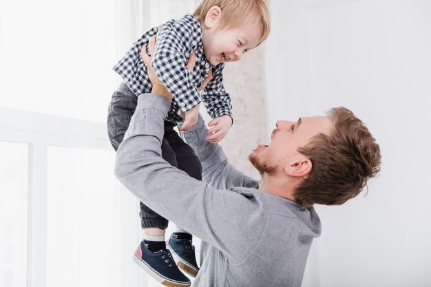 Vater und Sohn spielen am Vatertag zusammen