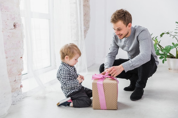 Vater und Sohn spielen am Vatertag zusammen