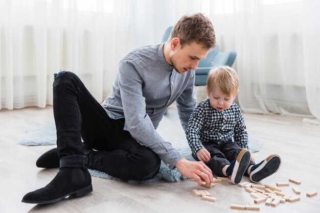 Vater und Sohn spielen am Vatertag zusammen