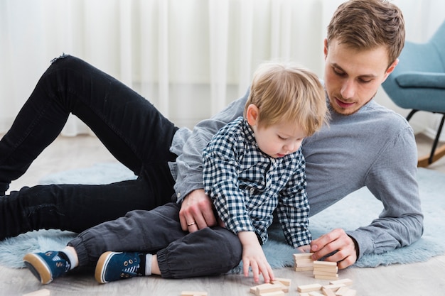 Vater und Sohn spielen am Vatertag zusammen