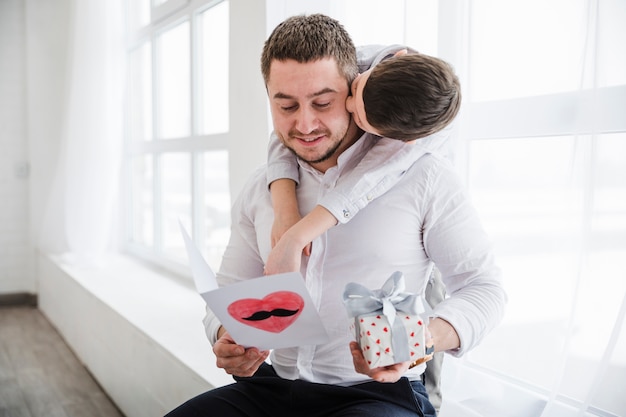 Kostenloses Foto vater und sohn spielen am vatertag zusammen