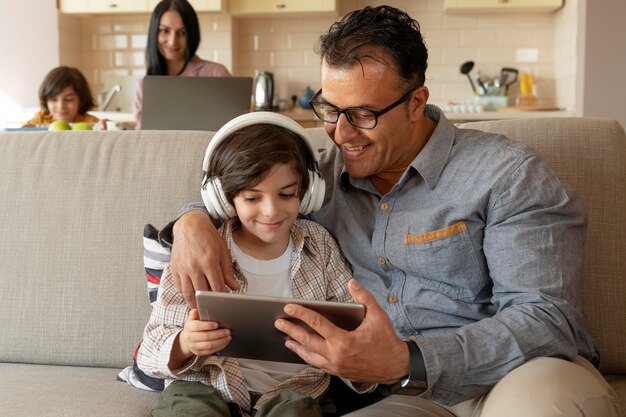 Vater und Sohn spielen ein Spiel auf einem Tablet