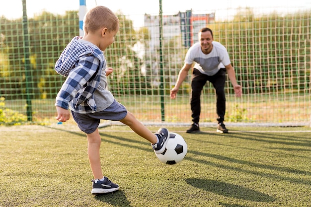 Kostenloses Foto vater und sohn spielen fußball