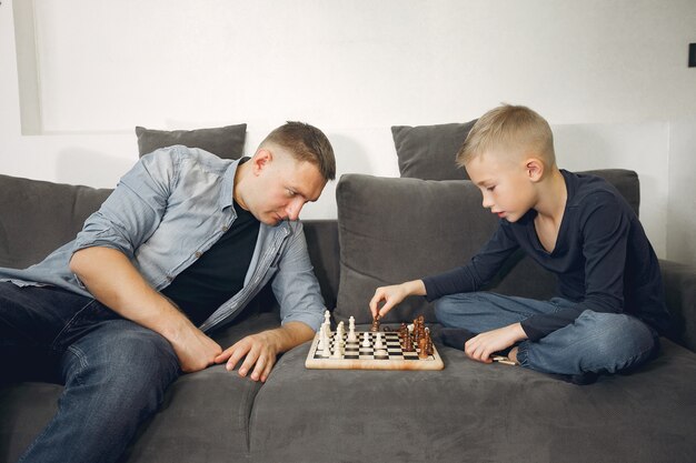 Vater und Sohn spielen Schach