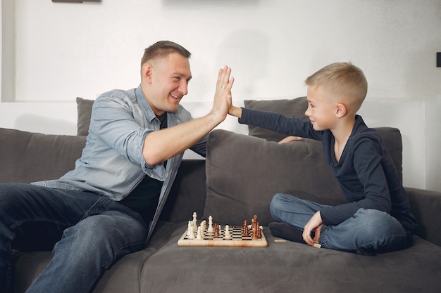 Vater und Sohn spielen Schach