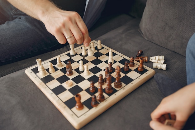 Vater und Sohn spielen Schach