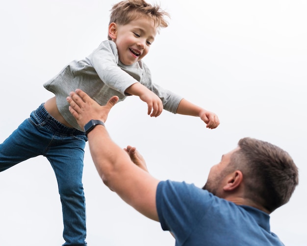 Vater und Sohn spielen und verbringen Zeit miteinander