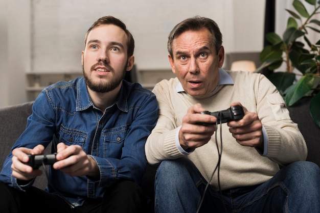 Vater und Sohn spielen Videospiele