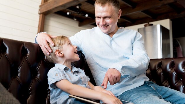 Vater und Sohn verbringen Zeit miteinander