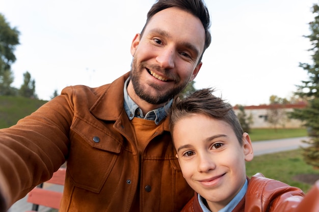 Kostenloses Foto vater und sohn verbringen zeit miteinander