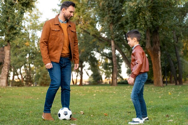 Vater und Sohn verbringen Zeit miteinander