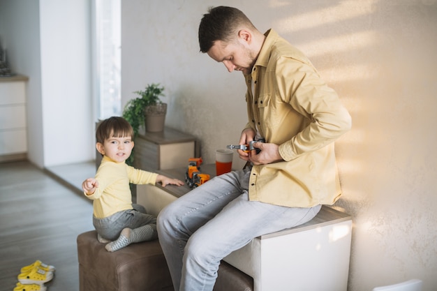 Vater und Sohn zogen sich genau gleich an