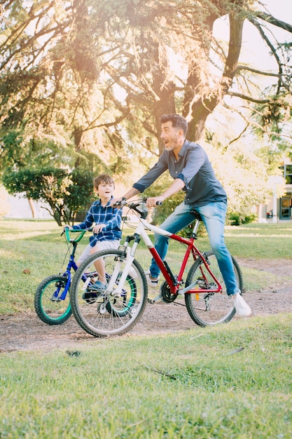 Vater und Sohn zusammen im Freien