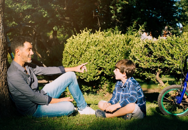 Vater und Sohn zusammen im Freien