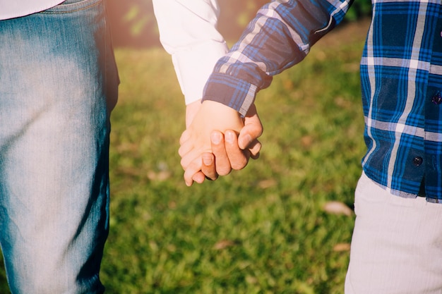 Vater und Sohn zusammen im Freien