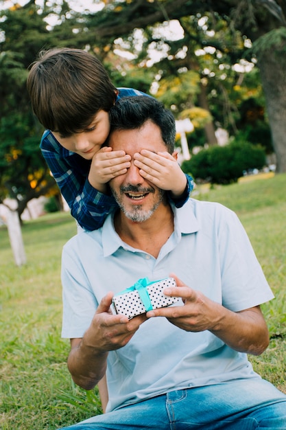 Vater und Sohn zusammen im Freien