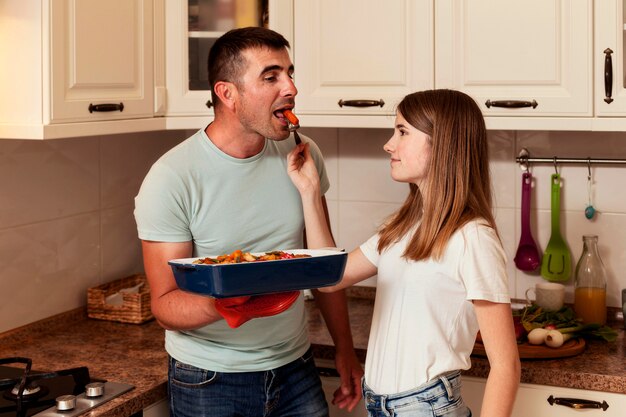 Vater und Tochter bereiten Essen in der Küche zu