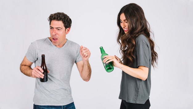 Vater und Tochter, die Bier trinken und Spaß haben