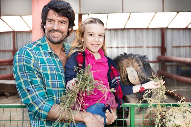 Vater und Tochter, die Lebensmittel für Tiere