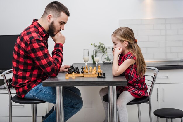 Vater und Tochter, die Schach am Vatertag spielen
